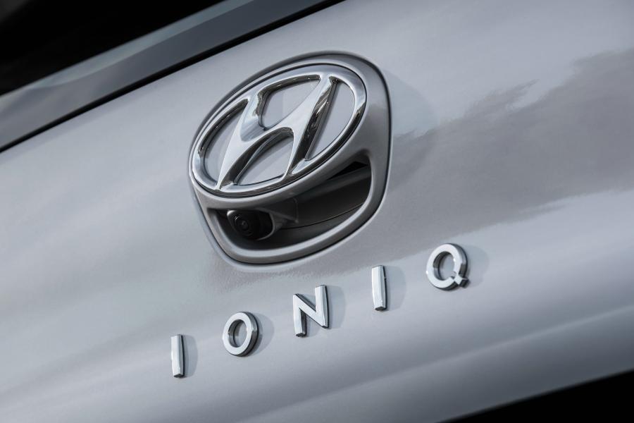 Логотип Hyundai IONIQ plug-in hybrid (AE) 2017 года  (UK) (фото 2 из 34)